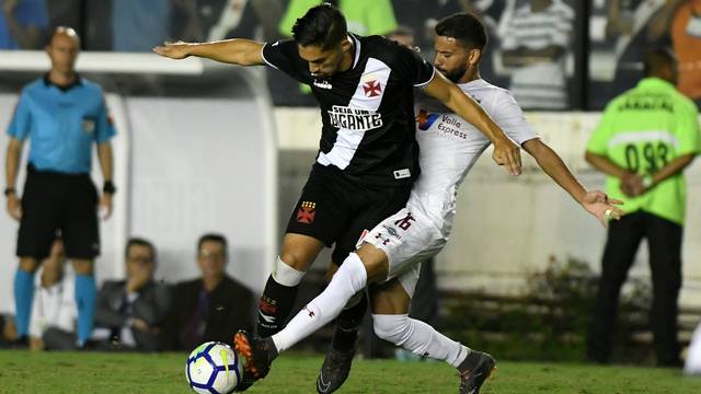 Andrey e Jadson disputam a bola