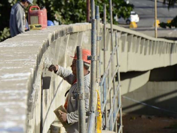 Operários em ação na obra de recuperação do Viaduto do Baldo: serviços de revitalização do canal e da maior parte da estrutura já concluídos (Foto: Divulgação/Prefeitura de Natal)