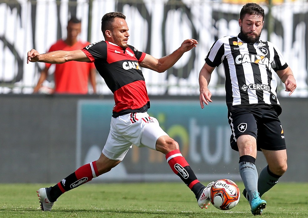 RenÃª disputa jogada com JoÃ£o Paulo, do Botafogo â Foto: Vitor Silva/SSPress/Botafogo