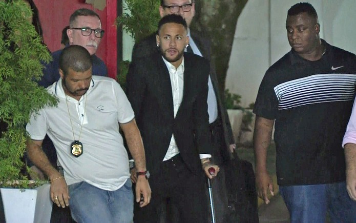 Neymar deixa delegacia da mulher após prestar depoimento — Foto: GloboNews/Reprodução