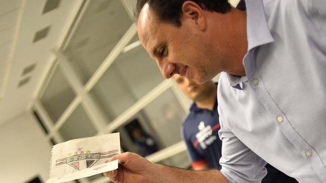 Rogério Ceni, técnico do Fortaleza, recebe carta com símbolo do São Paulo na chegada à Arena Corinthians