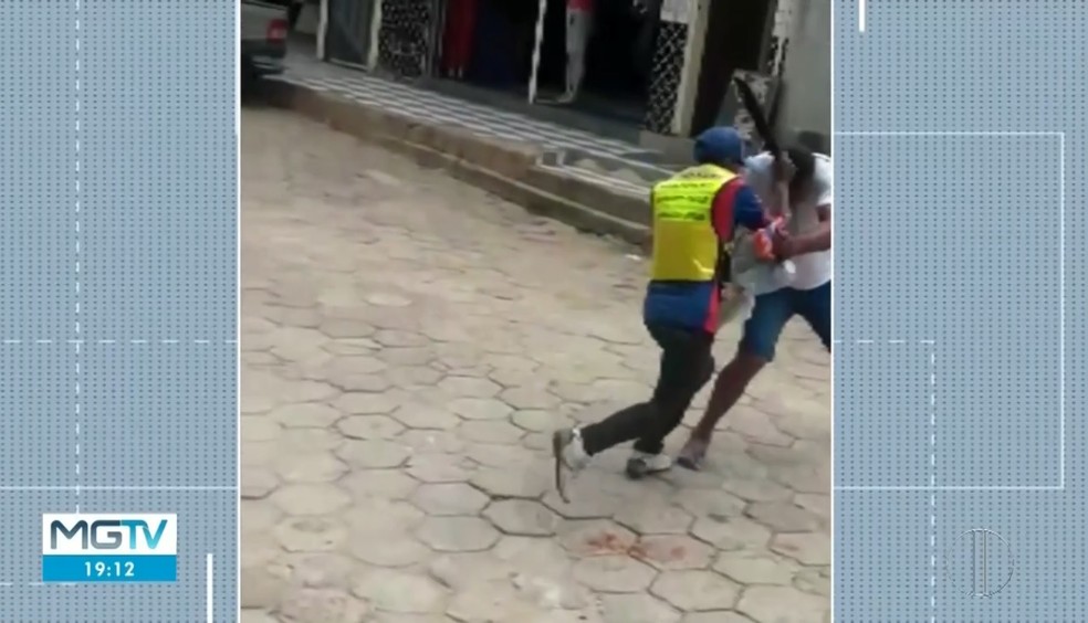 Briga de trânsito deixou um homem ferido em Padre Paraíso — Foto: Reprodução/Inter TV dos Vales