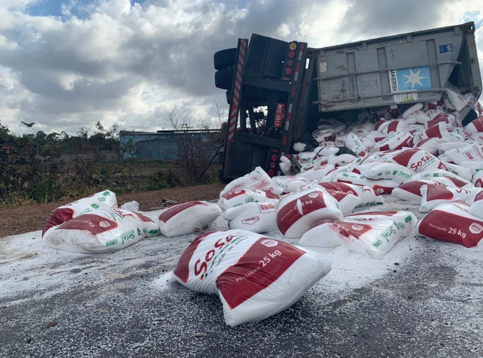 A carga de sal saiu de Mossoró/RN e tinha como destino o Porto do Pecém. — Foto: João Pedro Ribeiro/TV Verdes Mares