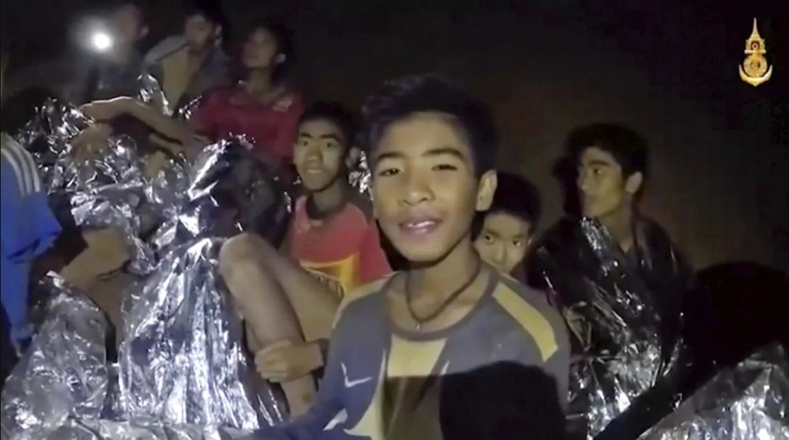 Meninos presos na caverna antes do resgate (Foto: Reprodução)