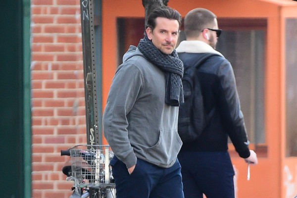 O ator Bradley Cooper caminhando em Nova York (Foto: Getty Images)