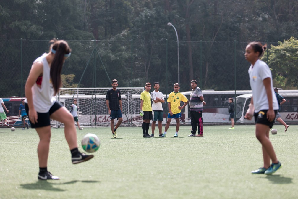 Ana Paula (Ã  esquerda) e Thayla batem bola sob os olhares atentos dos meninos (Foto: Marcelo Brandt/ G1)