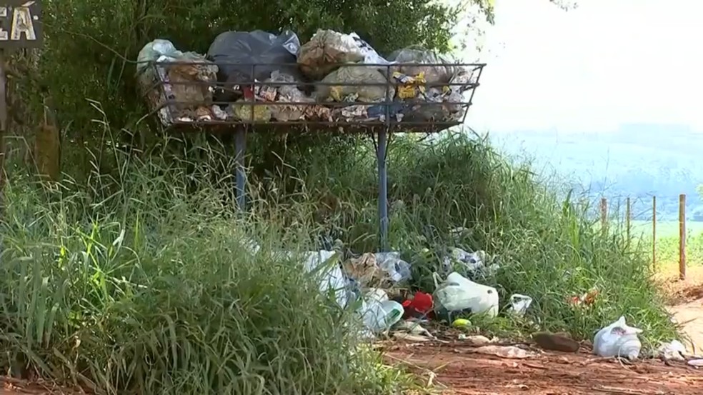 Moradores do bairro Curuça em Itapetininga alegam que ficam há mais de 15 dias sem coleta de lixo (Foto: Reprodução/TV TEM)