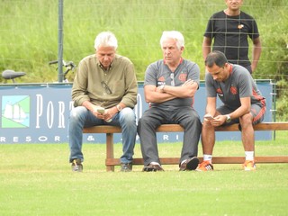 Godinho, Plínio Serpa Pinto e Rodrigo Caetano acompanham o treino (Foto: Fred Gomes/GloboEsporte.com) Godinho, Plínio Serpa Pinto e Rodrigo Caetano acompanham o treino (Foto: Fred Gomes/GloboEsporte.com)