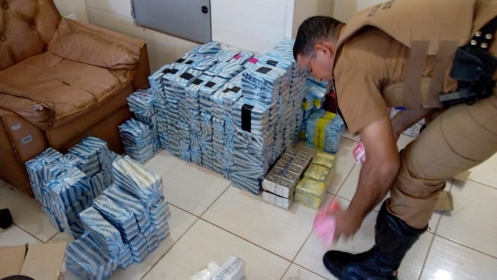 Polícia apreendeu 238 celulares e mais de 6 mil baterias, em Goioerê. — Foto: Divulgação/PRE