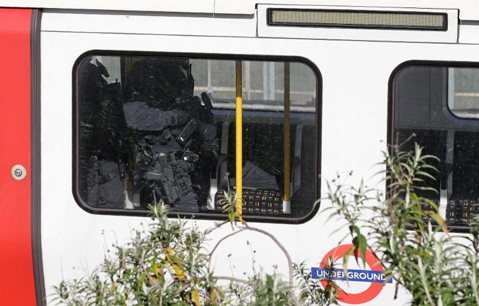 Pol&iacute;cia brit&acirc;nica entram em vag&atilde;o de trem ap&oacute;s explos&atilde;o em trem na esta&ccedil;&atilde;o Parsons Green, em Londres, nesta sexta-feira (15)  (Foto: Daniel Leal-Olivas / AFP)