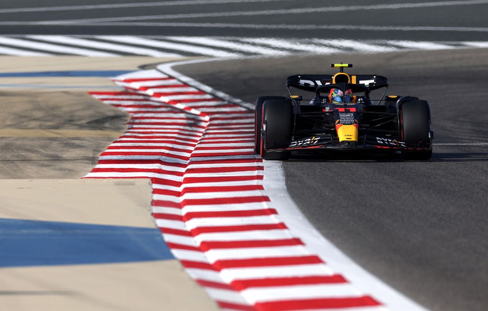 Sergio Pérez guia RB19 no primeiro treino do GP do Bahrein da F1 2023 — Foto:  Lars Baron/Getty Images