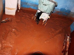 Todos os cômodos desta casa foram invadidos pela lama das encostas. (Foto: Divulgação/Transmarket) Todos os cômodos desta casa foram invadidos pela lama das encostas. (Foto: Divulgação/Transmarket)