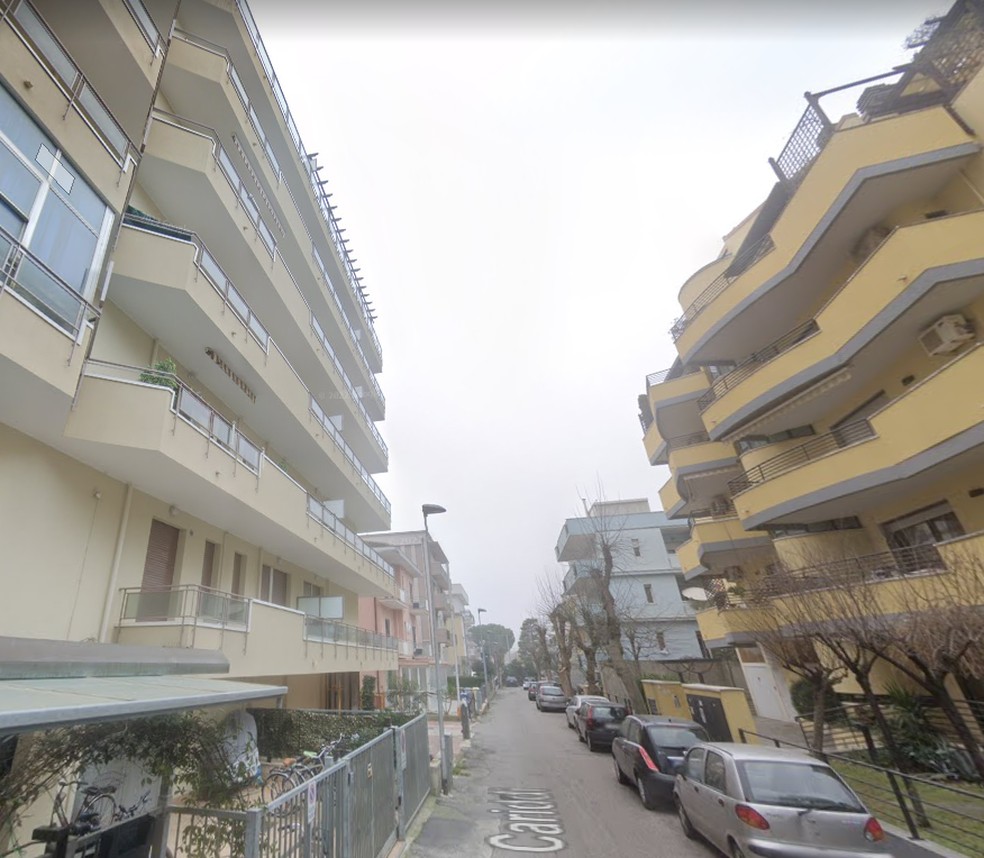 Brasileira transexual caiu de varanda de prédio (à esquerda) em Rimini, na Itália; polícia local investiga — Foto: Reprodução/Google Maps