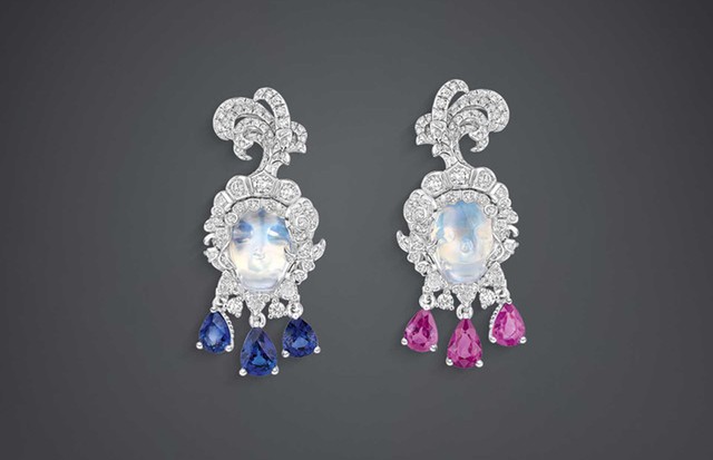 The Dior Haute Joiallerie "Vanité Pierre de Lune" earrings in white gold, diamonds, moonstones, and blue and pink sapphires (Foto: DIOR)