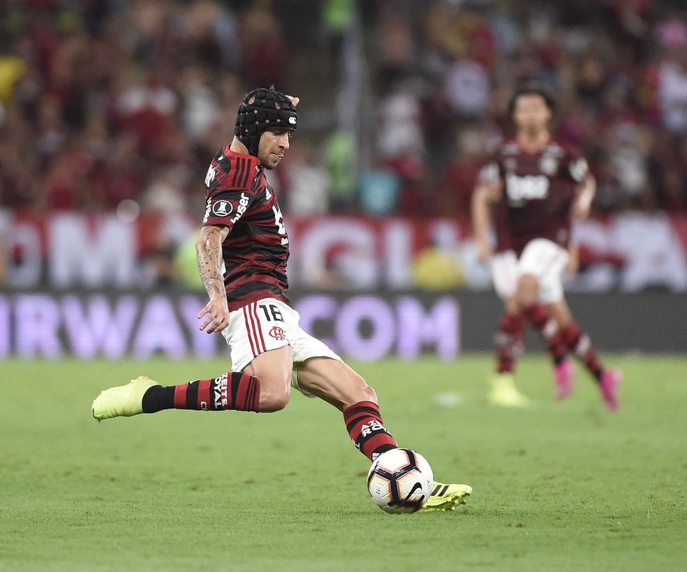 Rafinha usou um capacete de prote&ccedil;&atilde;o no jogo contra o Gr&ecirc;mio &mdash; Foto: Andr&eacute; Dur&atilde;o