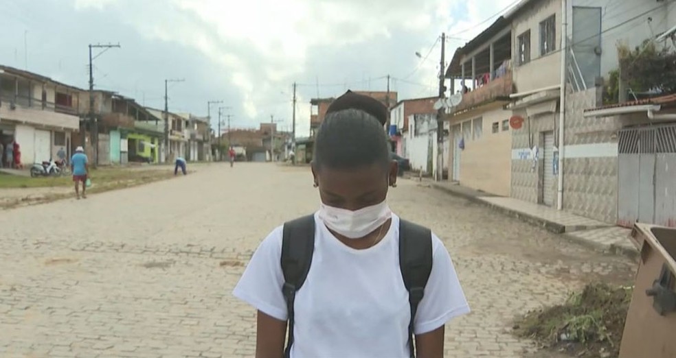 Aluna de colégio do sistema da PM relata ter sido impedida de entrar na instituição por causa de cabelo crespo — Foto: Reprodução/TV Bahia