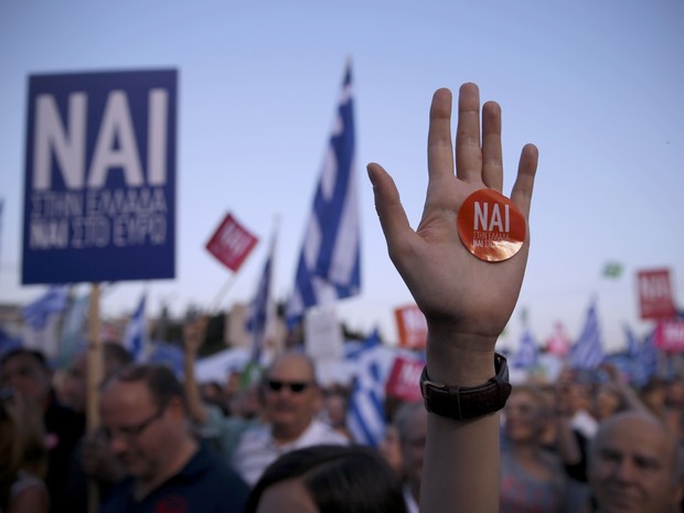 Gregos protestam pelo &quot;sim&quot; em manifestação nas ruas de Atenas, na sexta-feira (3) (Foto: Reuters/Marko Djurica)