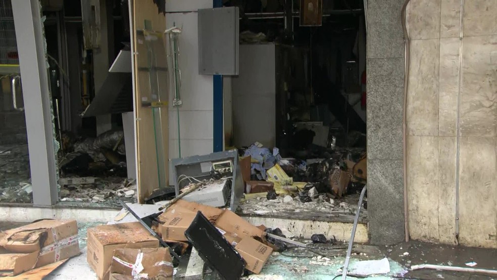 Agência bancária em Mesquita, no RJ, ficou completamente destruída após explosão e incêndio — Foto: Reprodução/ TV Globo
