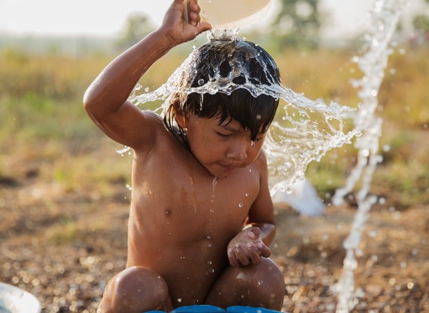 O acesso à água potável é essencial para a saúde das crianças: ela evita contaminações que levam a diarreias e parasitoses intestinais que podem matar (Foto: Lalo de Almeida)