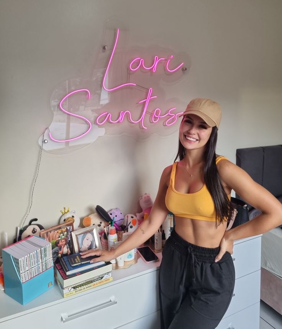 Larissa, do BBB 23, tem um letreiro com seu nome no quarto &mdash; Foto: Vitor Gilard/gshow