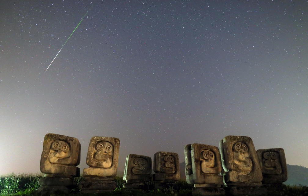 Um meteoro passa pelas estrelas no céu noturno acima da necrópole de Smrike durante a chuva de meteoros Perseida em Novi Travnik, Bósnia e Herzegovina, na quinta-feira (13)  — Foto: Dado Ruvic/Reuters