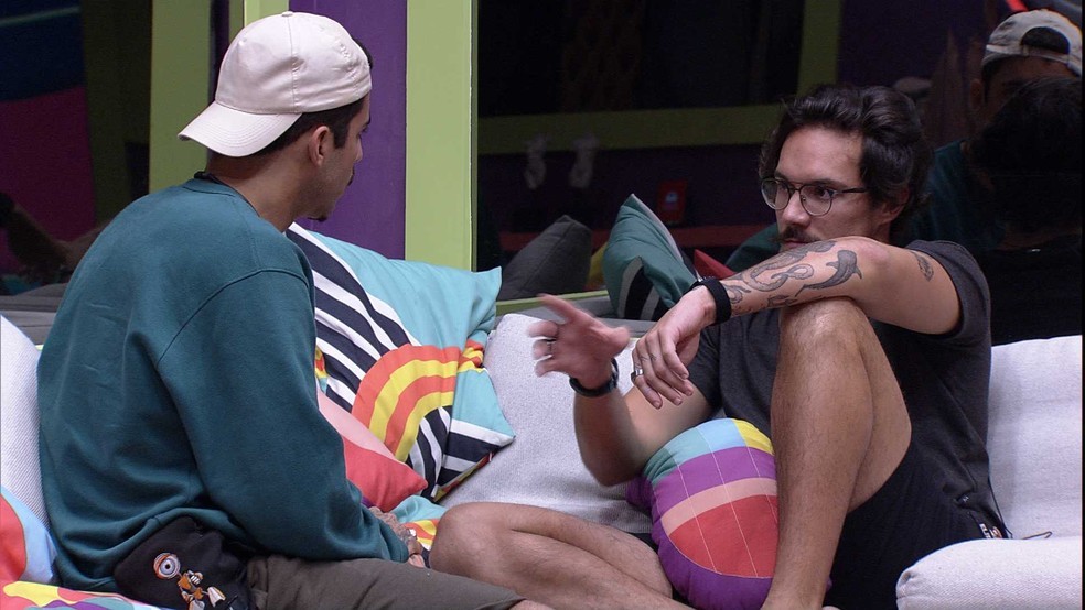 Pedro Scooby e Eliezer conversam na sala no BBB 22 — Foto: Globo