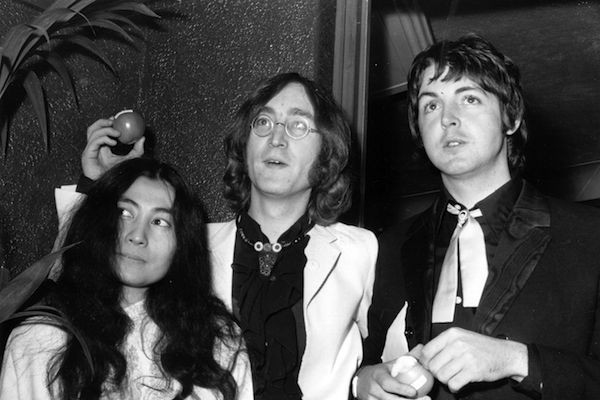 A artista Yoko Ono com os músicos John Lennon e Paul McCartney (Foto: Getty Images)