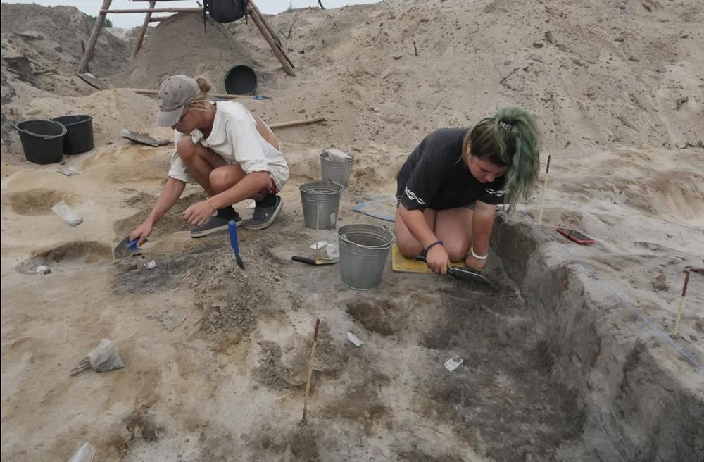 Especialistas escavam o sítio arqueológico Malookulovskaya-3 (Foto: Instituto de Arqueologia da Academia Russa de Ciências)
