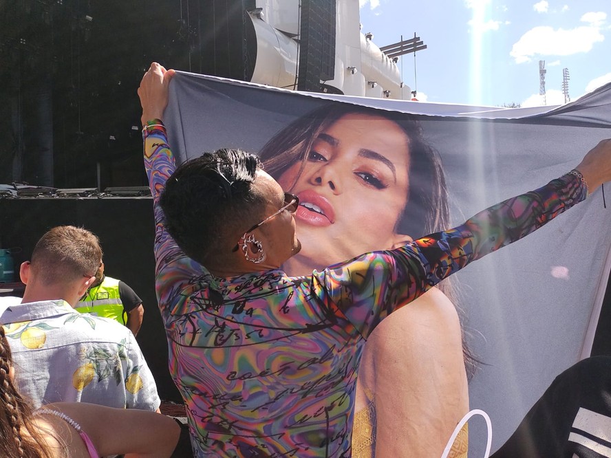 Diego Máximo levanta bandeira de Anitta próximo ao palco do Rock in Rio Lisboa