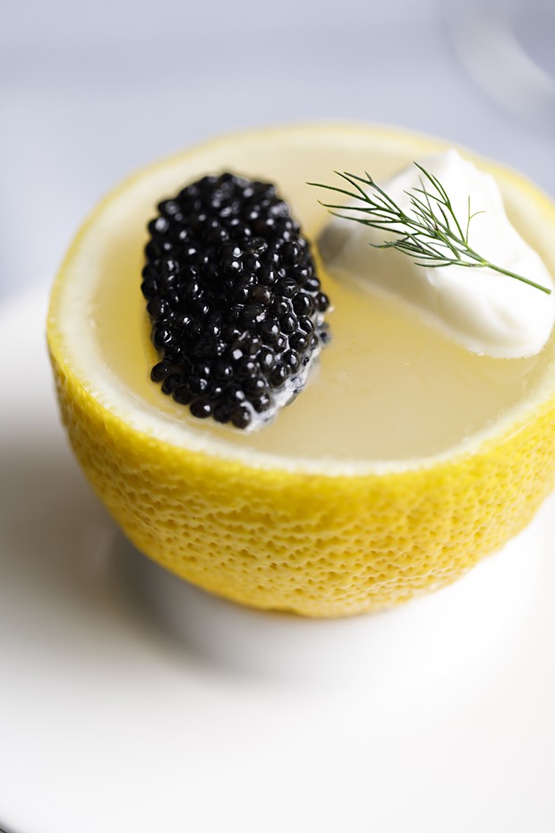 Caviar com Geleia de Limao Siciliano e Creme Fraiche do Tangará Jean-Georges (Foto: Divulgação)