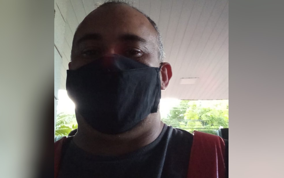 Cleiton Cruvinel, de 41 anos, disse que estava de máscara quando entregou lanche ao cliente que lhe ofendeu, em Goiânia  — Foto: Arquivo pessoal 