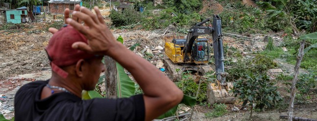 Morador do bairro Jorge Teixeira assiste à destruição causada por deslizamento de terra no domingo, em Manaus, estado do Amazonas — Foto: MICHAEL DANTAS/AFP