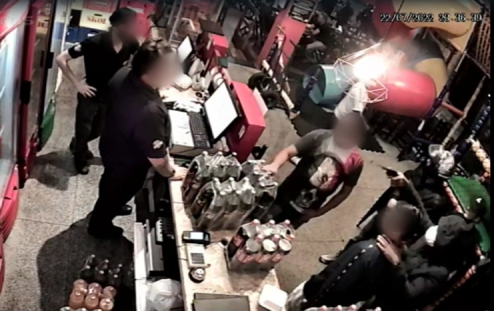 Câmera de segurança flagrou assalto contra pizzaria — Foto: Redes sociais/Reprodução