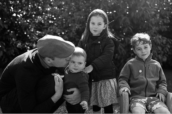 O Príncipe William com seus três filhos (Foto: Instagram)