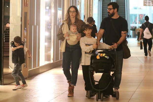 Juliano Cazarré passeia no shopping com a família (Foto: Fabio Moreno/AgNews)