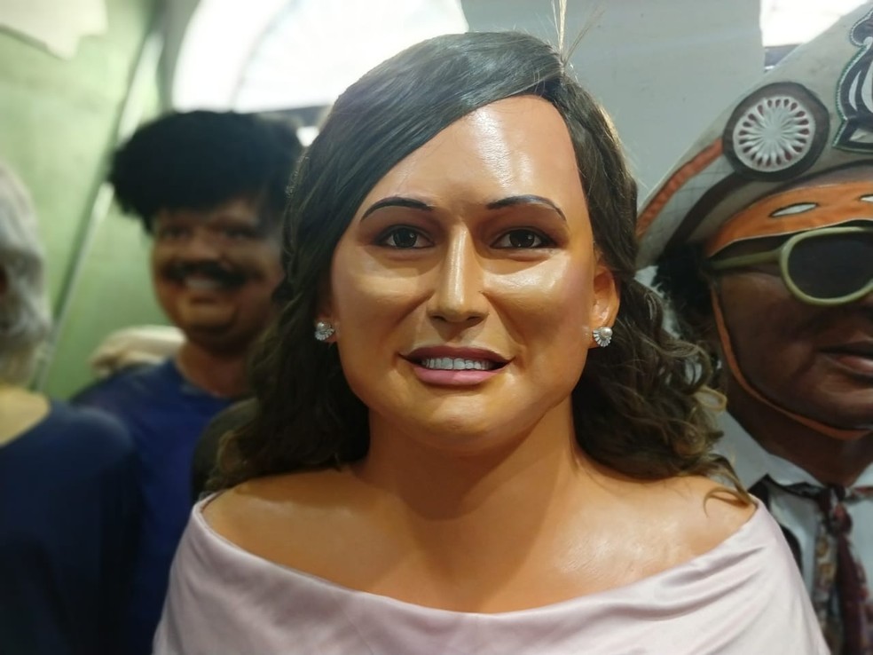 Boneca da primeira-dama Michelle Bolsonaro veste o figurino do dia da posse de Jair Bolsonaro na presidência — Foto: Wanessa Andrade/Globo News