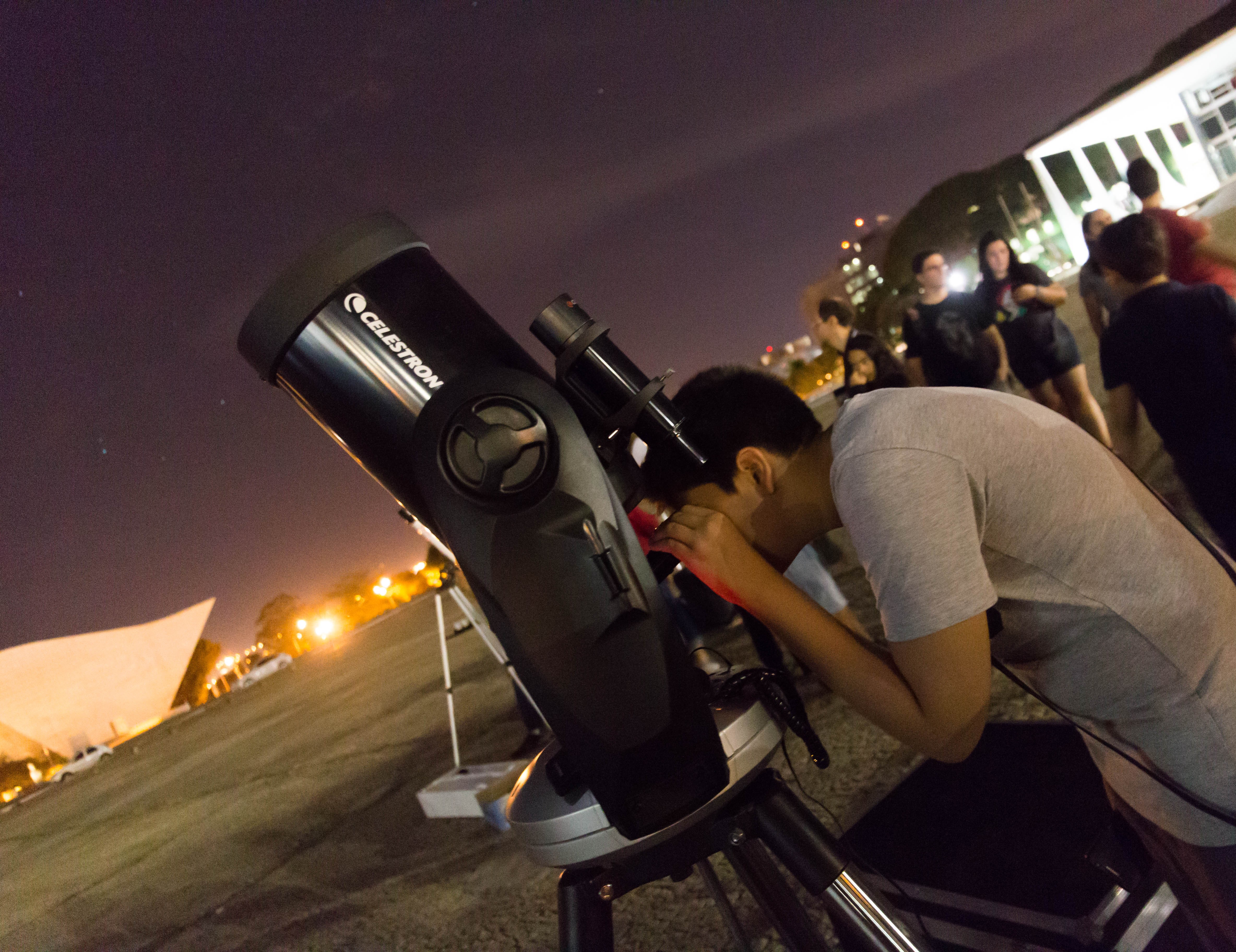 Astrônomos promovem observação do céu neste sábado (26), na Praça dos Três Poderes