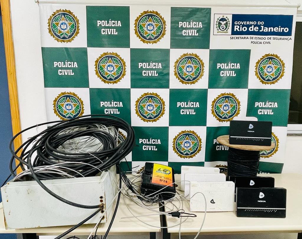 Polícia descobre empresa na Baixada Fluminense que fornece internet com materiais furtados