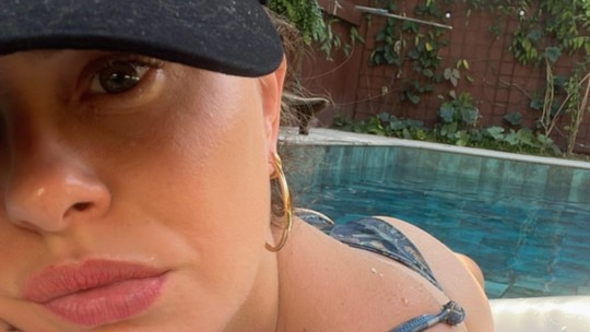 Mariana Bridi atualiza o bronzeado em piscina de casa após mudar o visual