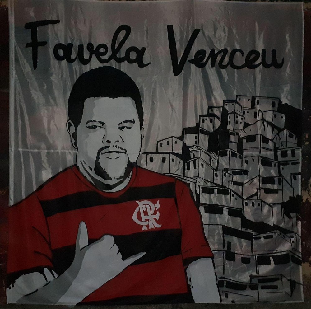 Torcedores do Flamengo fazem bandeirão para família de Babu torcer no Big Brother Brasil