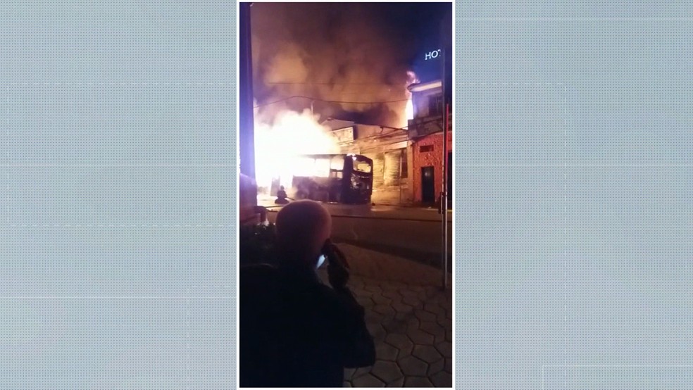 Motorista tentou apagar fogo (Foto: Reprodução/TV Globo)