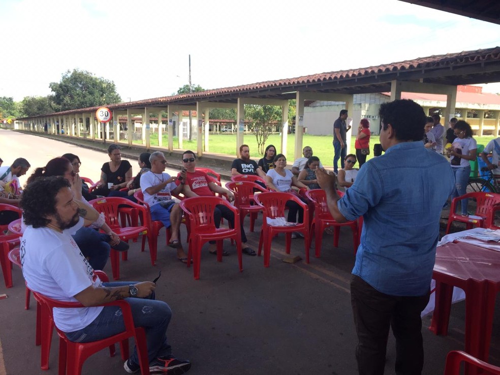 MACAPÁ, 9h30: ato de professores e técnicos da Unifap — Foto: Ugor Feio/G1