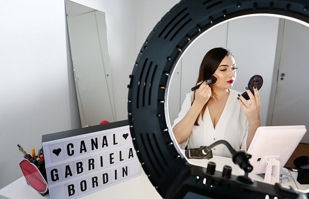 Gabriela Bordin é  influencer na área de maquiagem e beleza e passou por um curso do Sebrae sobre  empreendedorismo (Foto: Flávio Florido / Ricardo Yoithi Matsukawa - ME / Sebrae-SP)