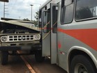 Motorista de caminhão fica ferido em colisão com ônibus na capital de MS