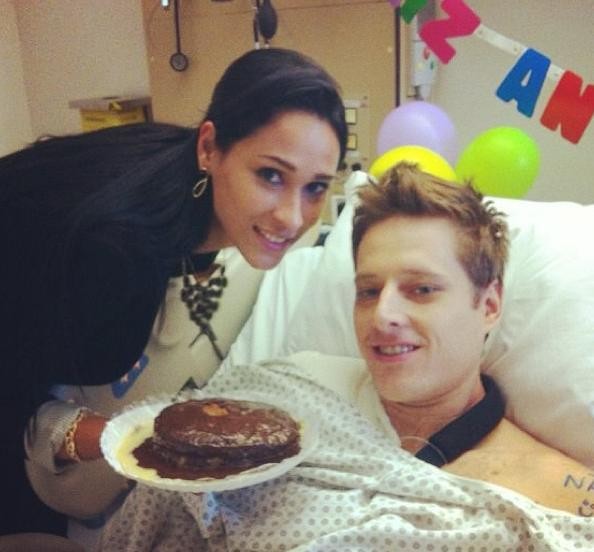 Jaqueline comemora o aniversário de Murilo no hospital após cirurgia do marido (Foto: Reprodução Instagram)