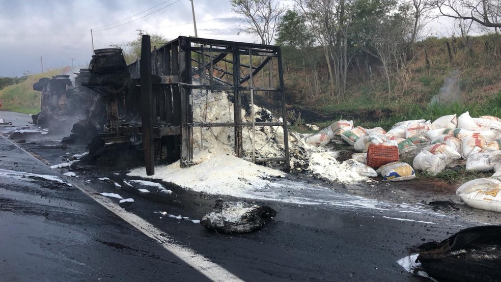 Carreta carregada com farinha de trigo tombou na SP-425, em Indiana (SP) — Foto: Bruna Bachega/TV Fronteira