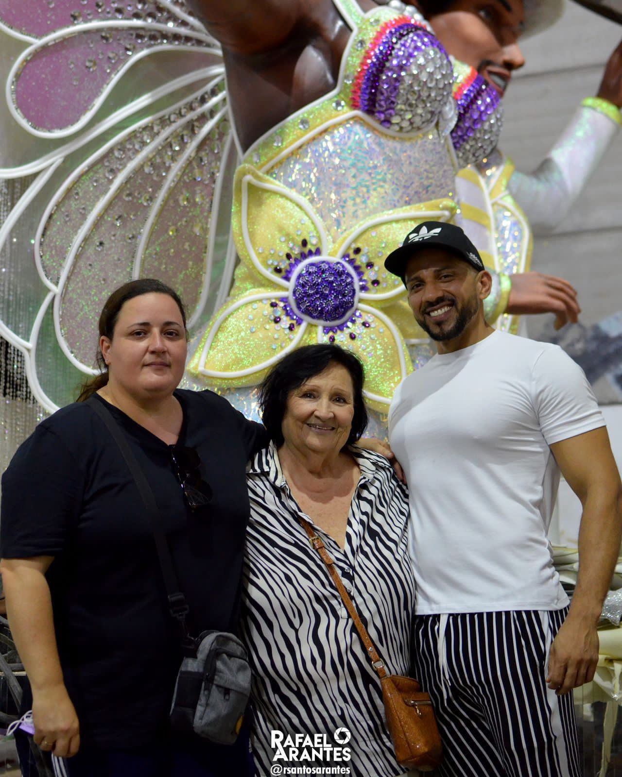 Mãe e irmã de Paulo Gustavo se emocionam em visita ao barracão da São Clemente