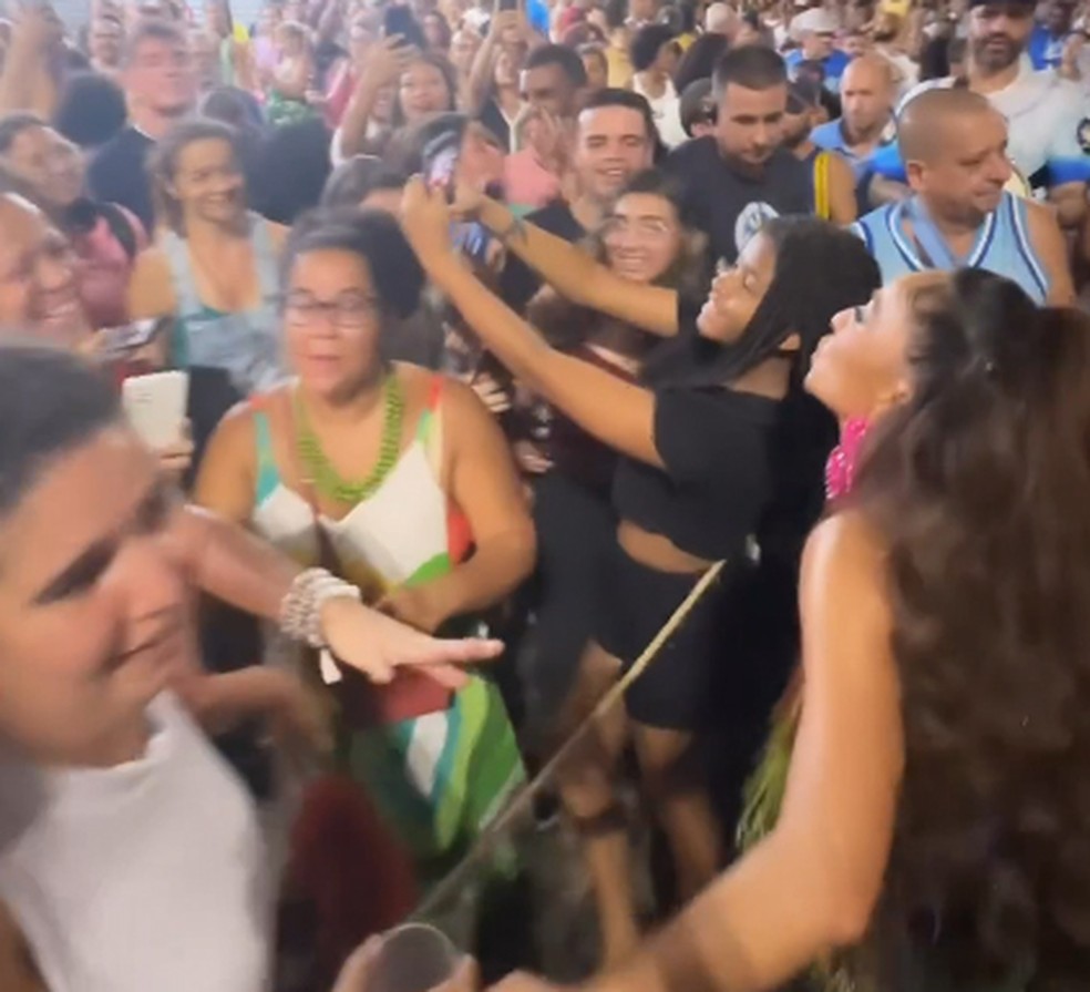 Sabrina posou para selfies com torcedores da Vila Isabel durante ensaio de rua da escola — Foto: Reprodução/ Redes sociais