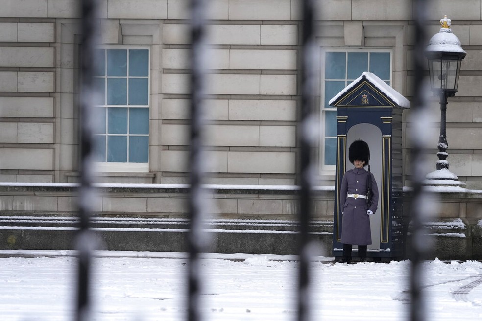 Guarda no Palcio de Buckingham em 12 de dezembro de 2022 — Foto: Kirsty Wigglesworth/AP