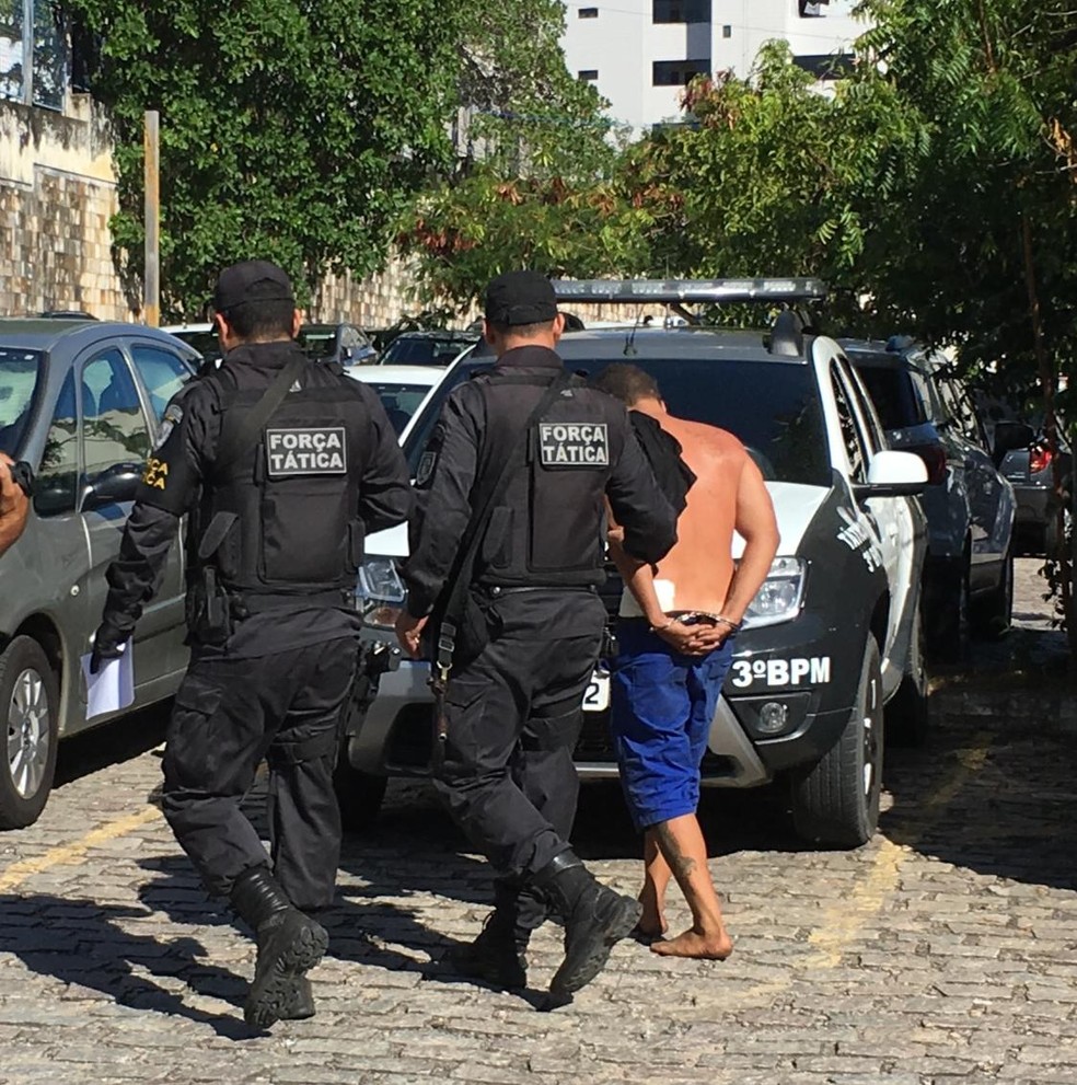 Um homem suspeito dos assaltos em Nova Parnamirim, Grande Natal, foi preso pela PM — Foto: Heloísa Guimarães/Inter TV Cabugi